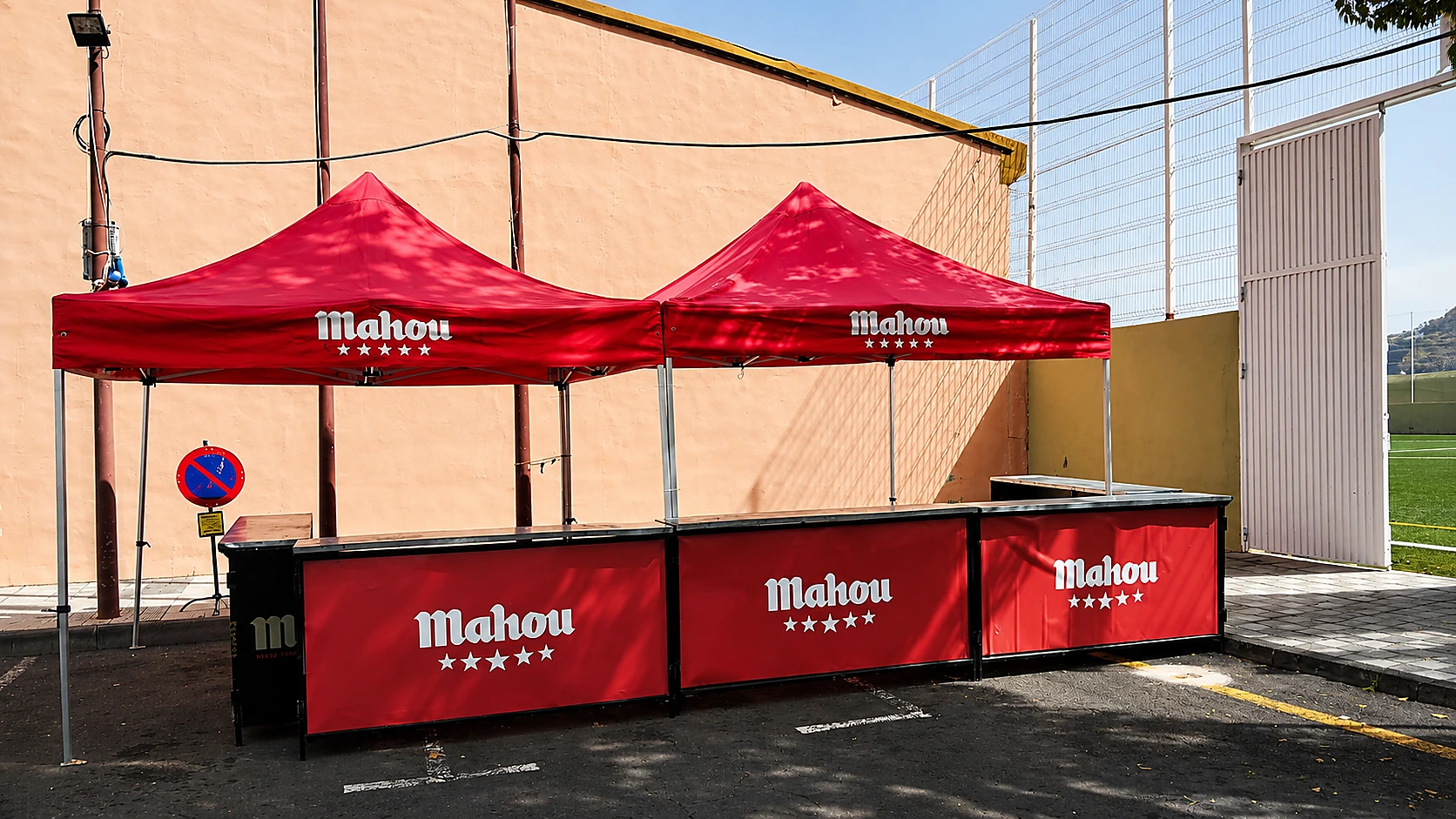 Barra con presencia de Mahou