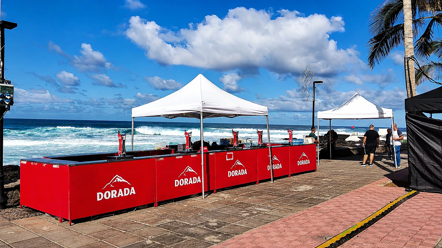 Barra Mahou instalada dentro de una carpa